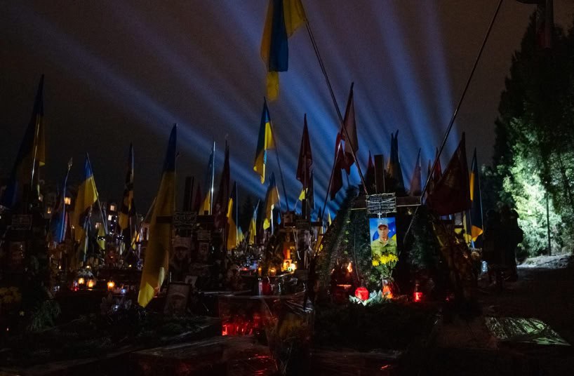 Во Львове на Лычаковском кладбище, где хоронят погибших защитников Украины, осталось всего 20 мест , поэтому город ищ...