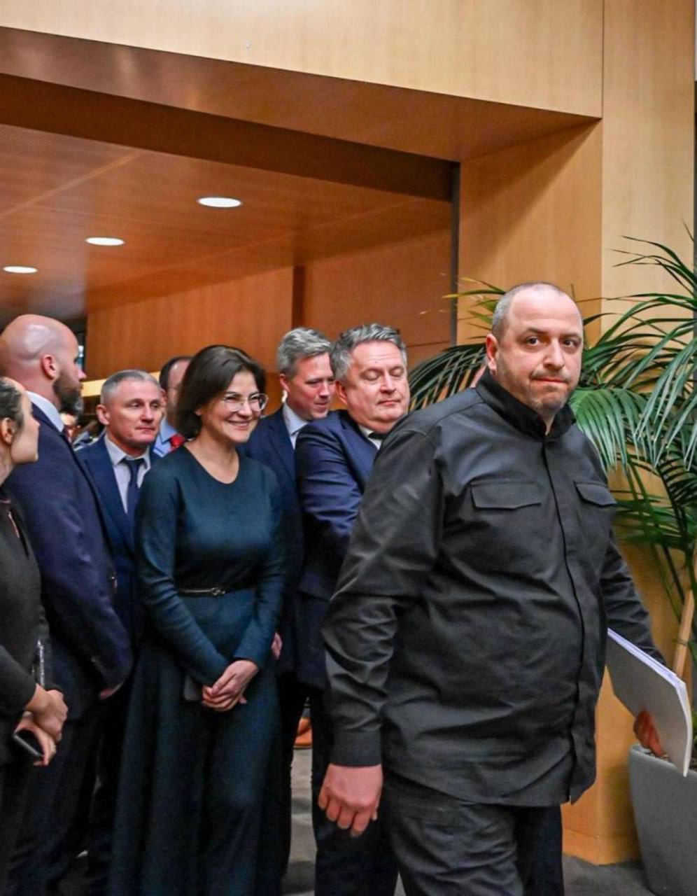 На переговорах в Швейцарии Умеров сломал не только ручку. Стул не выдержал его вес.