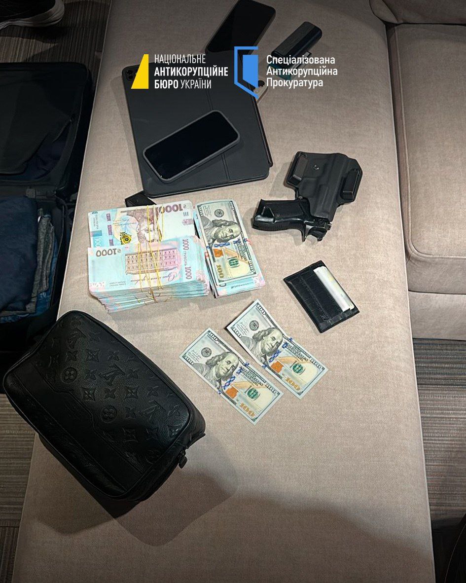 Да с этой Скороход что-то чумовое творится. Наперебой ей уже и подозрение в даче взятки оформили...