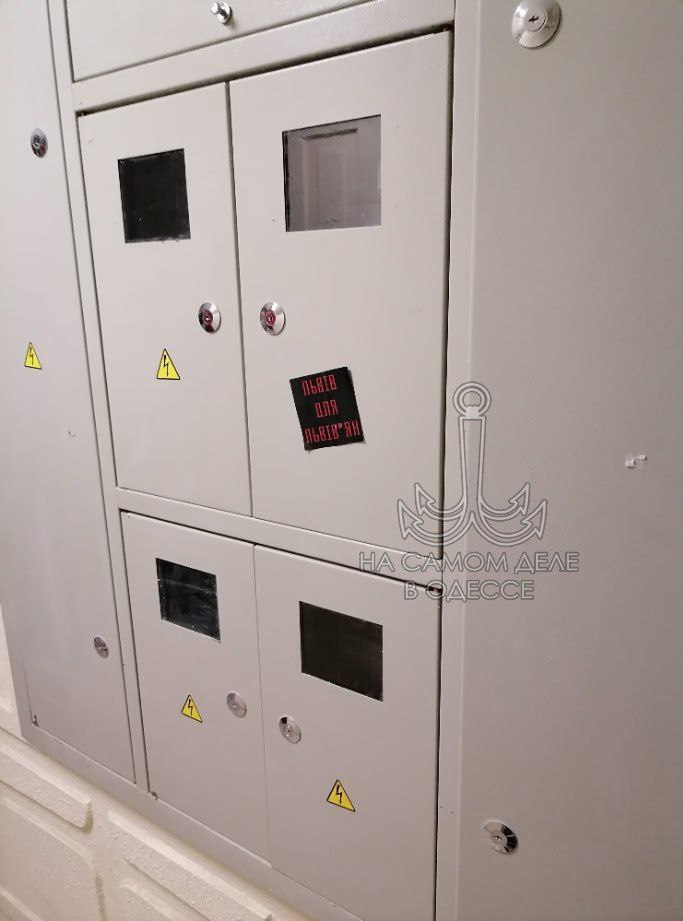 🇺🇦🇺🇦 Слева ситуация в одном из детских садов Львова, где группа родителей обратилась к руководству с просьбой исключи...