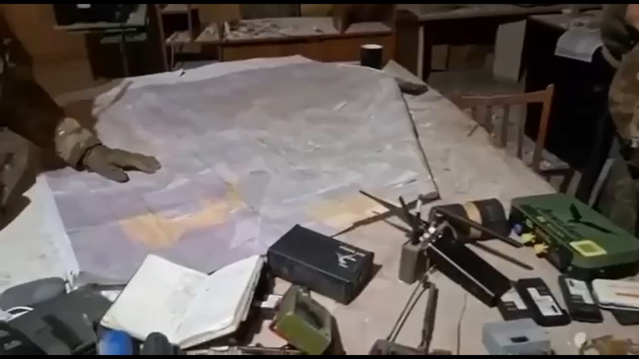 Экскурсия по брошенному штабу 1-го батальона 102-й бригады ТРО Украины в Гуляйполе по адресу Соборная улица дома 52 в...