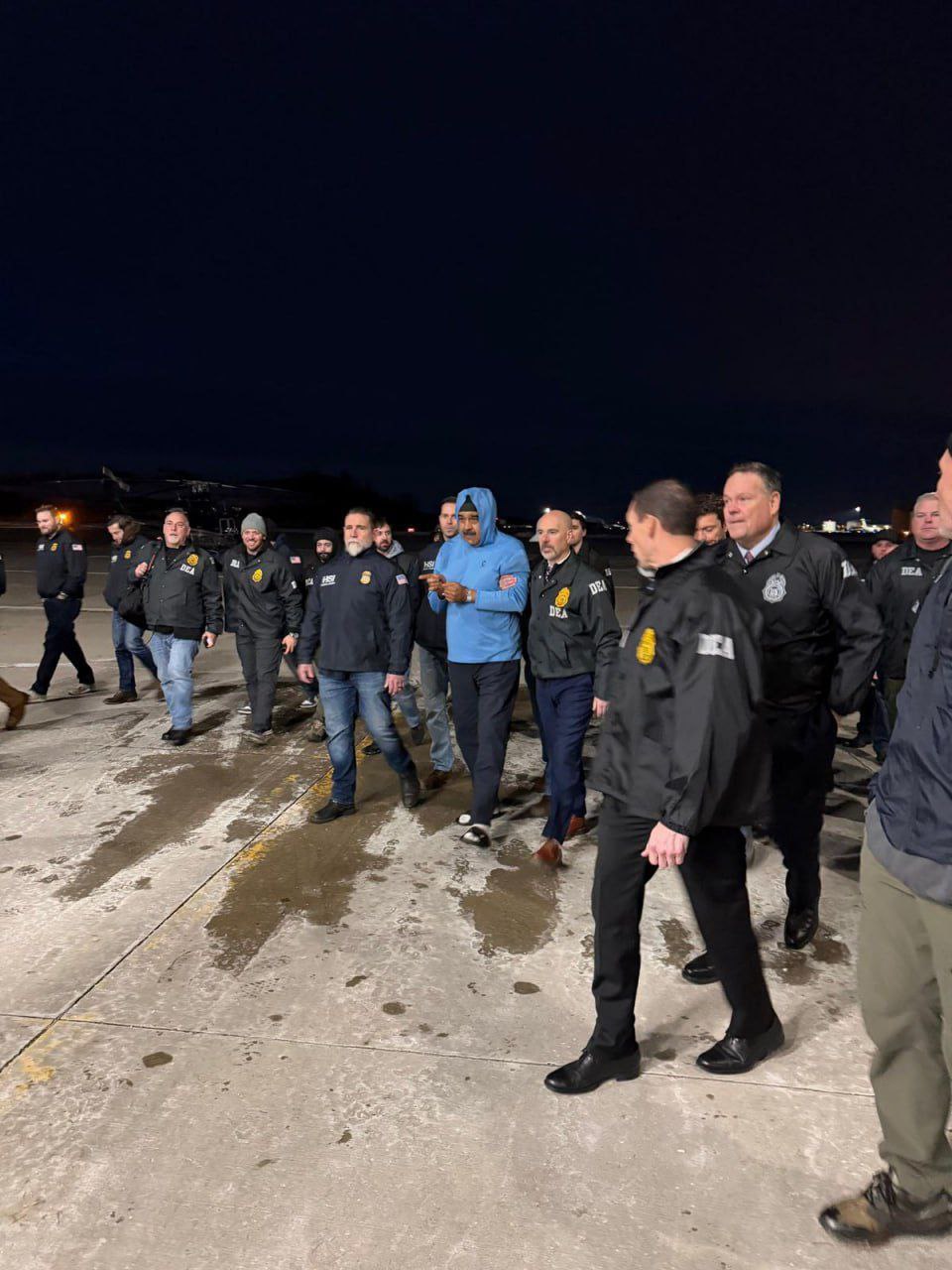 Демонстративное унижение: Белый дом опубликовал кадры с президентом Венесуэлы после его доставки в США