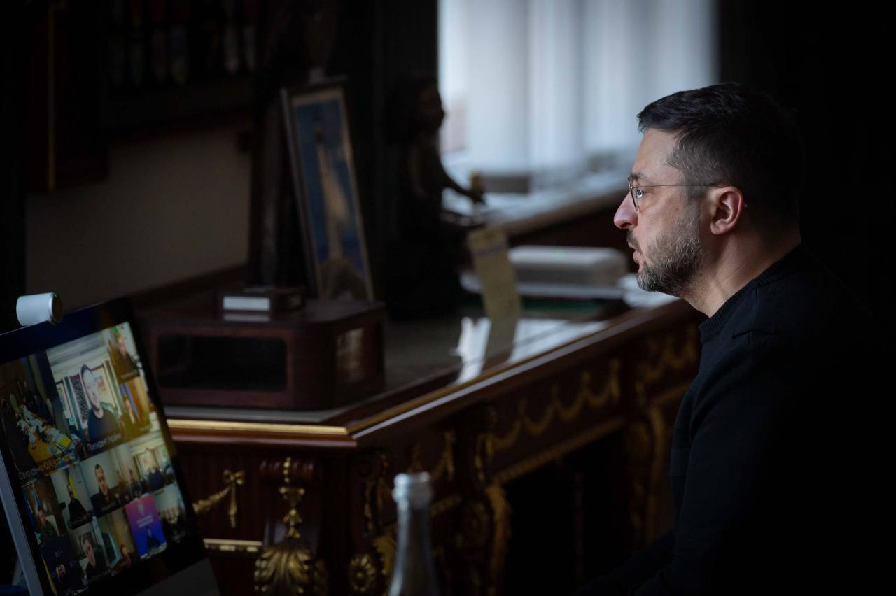 🤡 Зеленский опубликовал фото своего совещания по проблемам в энергетике. Он провел его в кромешной тьме. Однако все о...