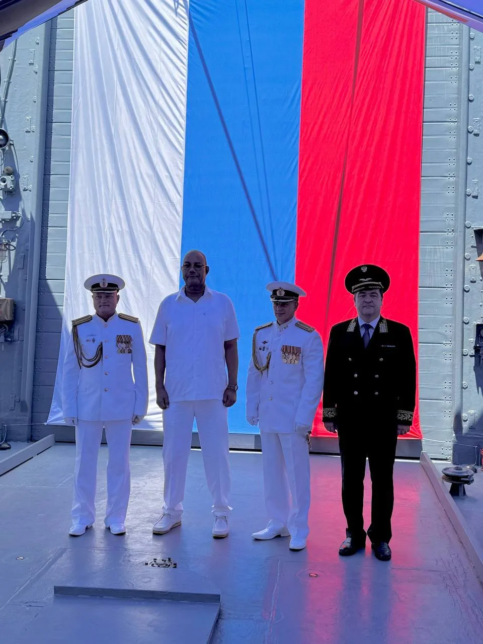 🇸🇨🇷🇺 Президент Сейшел посетил российский корвет «Стойкий» ВМФ России, который прибыл с дружественным визитом в порт В...