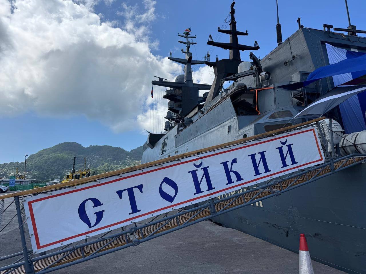🇸🇨🇷🇺 Президент Сейшел посетил российский корвет «Стойкий» ВМФ России, который прибыл с дружественным визитом в порт В...