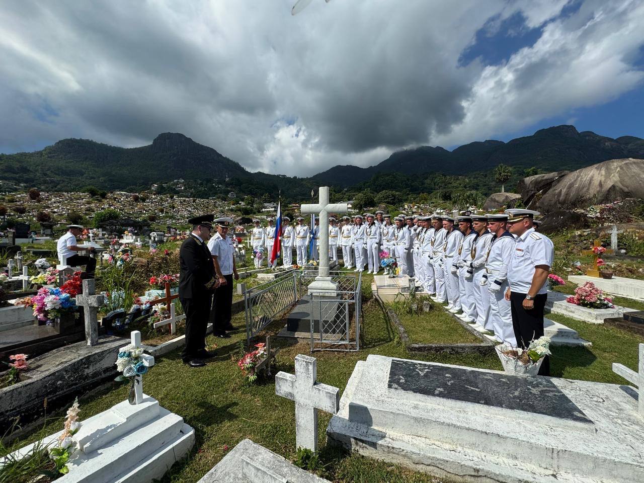 🇸🇨🇷🇺 Президент Сейшел посетил российский корвет «Стойкий» ВМФ России, который прибыл с дружественным визитом в порт В...