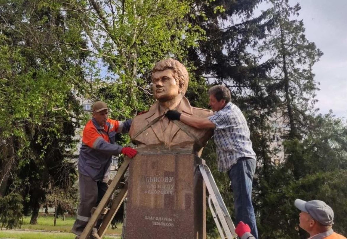🙈🇺🇦 В Краматорске бабуины снесли памятник знаменитому актеру и режиссеру Леониду Быкову, который жил в этом городе с …