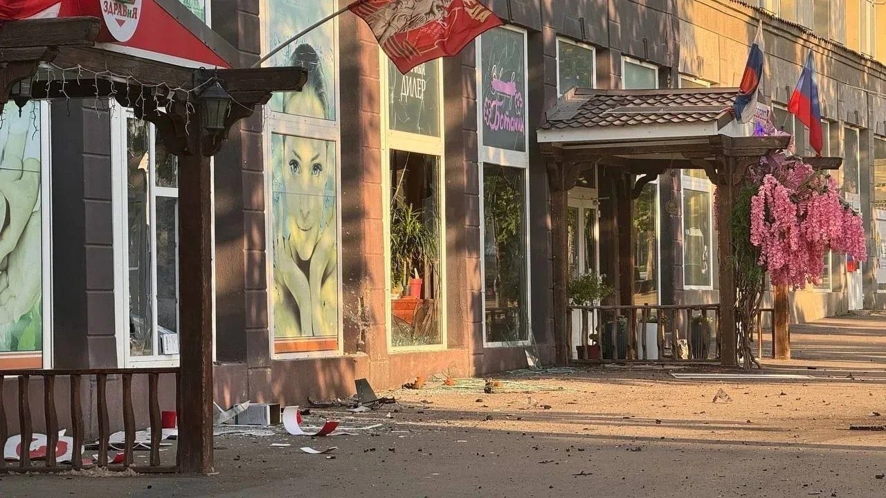 Террористы из ЗСУ ударили по центру Луганска, пока в Старобельске продолжают извлекать тела погибших из-под завалов к…