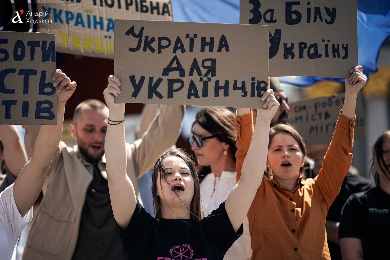 Война войной, а нацизм по расписанию. В центре Киева начался неонацистский перфоманс "Украина для украинцев"