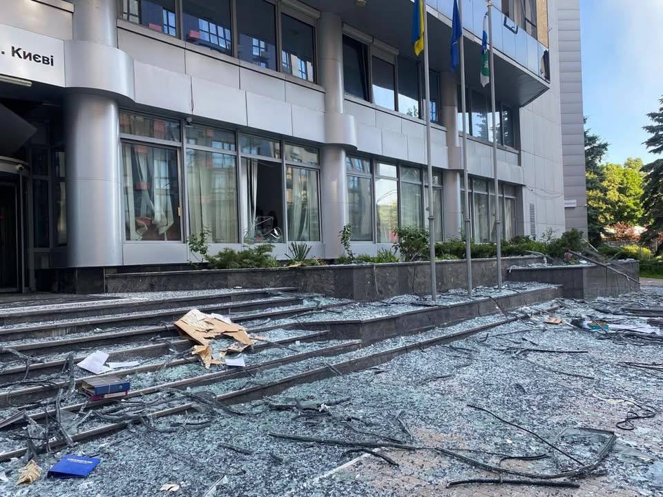 В результате сегодняшней ночной атаки повреждено здание Главного управления Государственной налоговой службы в Киеве:…