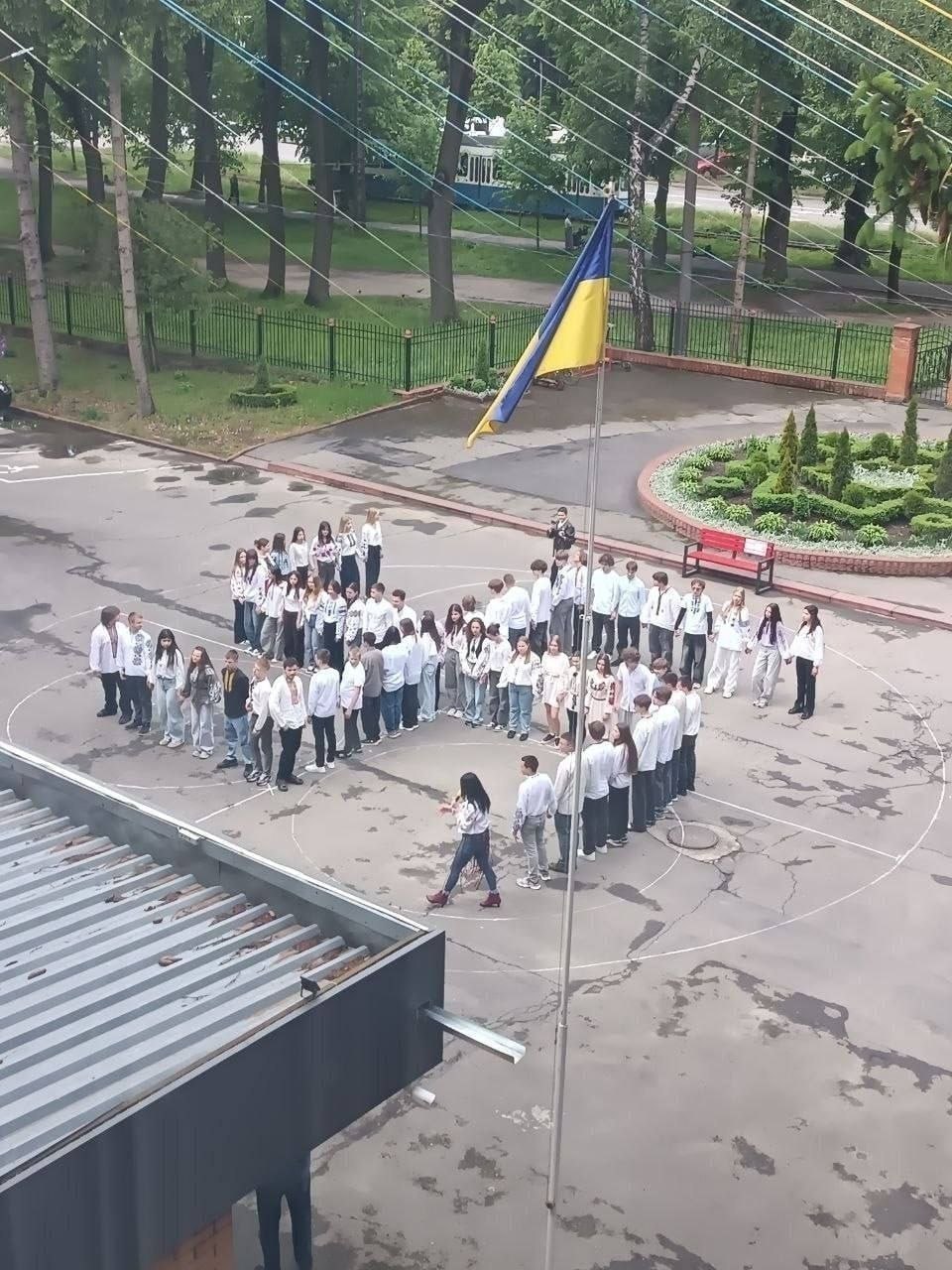 🇺🇦 На фото - обычная школьная линейка в Виннице