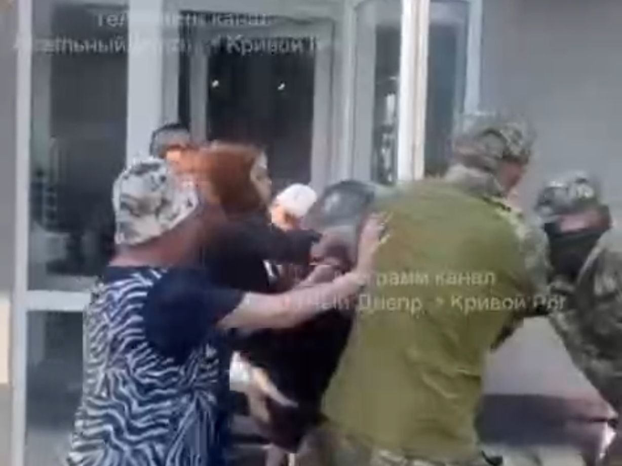 В Днепре женщины отбили парня от ТЦК