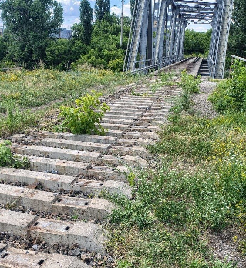 🇺🇦 Во временно оккупированном Краматорске нацисты демонтируют рельсы