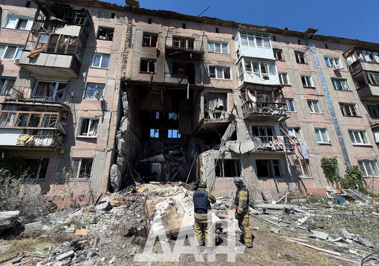 🇷🇺 ⚠  В Калининском районе Горловки украинский беспилотник ударил по 5-этажному жилому дому