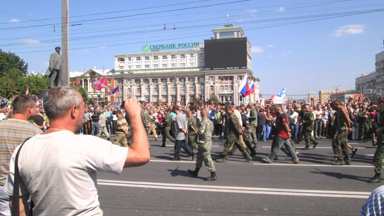 🇺🇦 Дно незалежности-2014 самые ушлые укры святкували парадом в Донецке. Правда, был один нюанс. Следом за ними ехали…