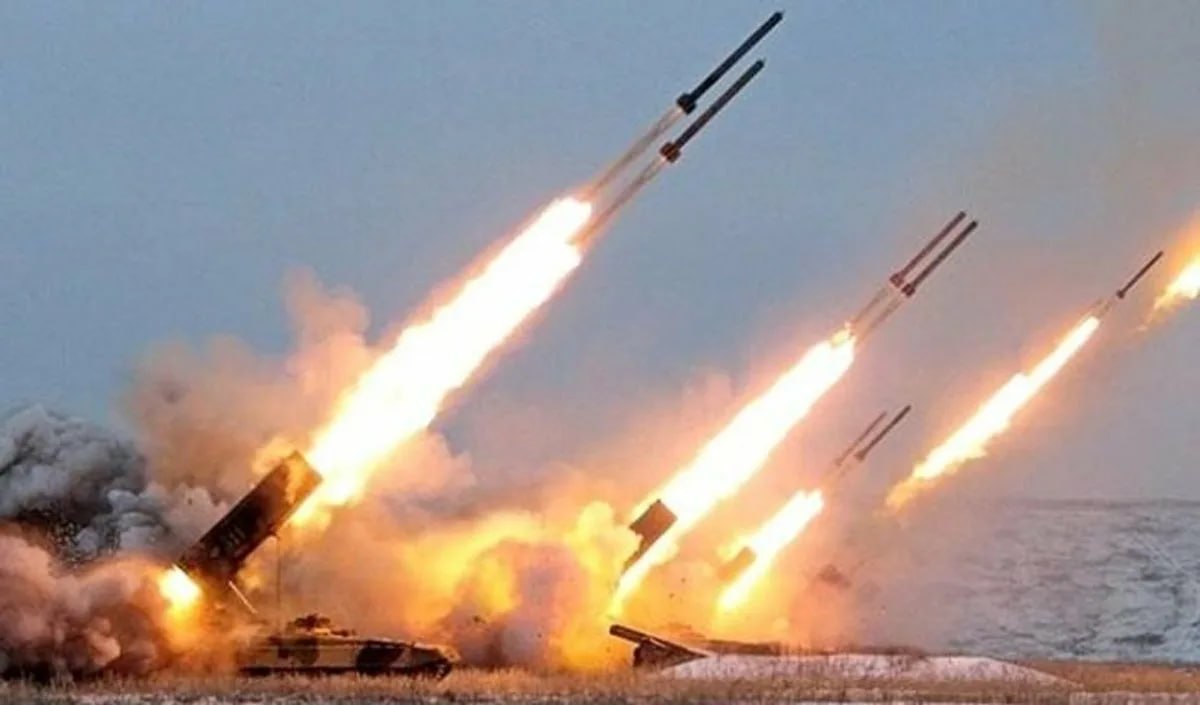 😚 🚀🚀🇺🇦 Подумалось: вот есть у России новые замечательные ракеты, такие как "Бандероль", "Дань". Думается, что ещё обя…