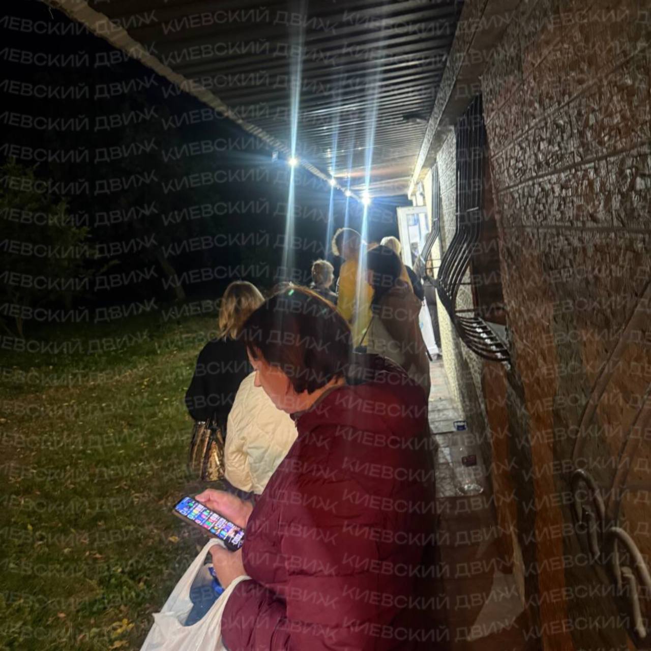 🇺🇦 Киевляне стоят в очередях за водой после начавшихся перебоев с водоснабжением