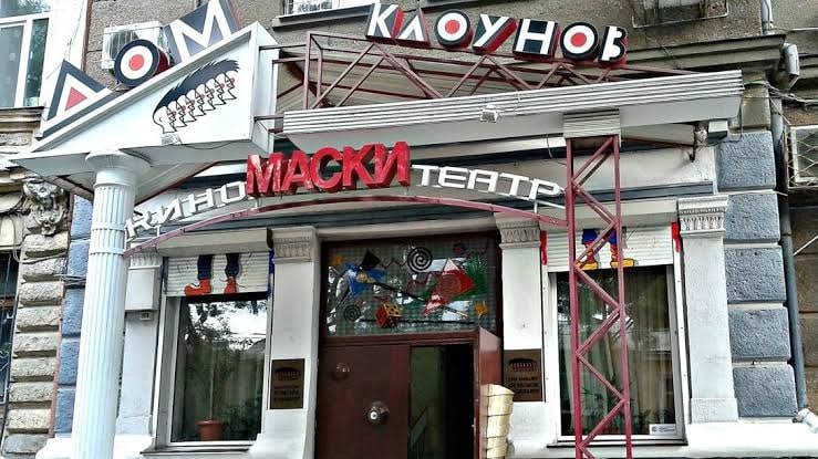 🤡🎭 Комик-труппу «Маски» снова оштрафуют за русский язык: на этот раз из-за билета на спектакль