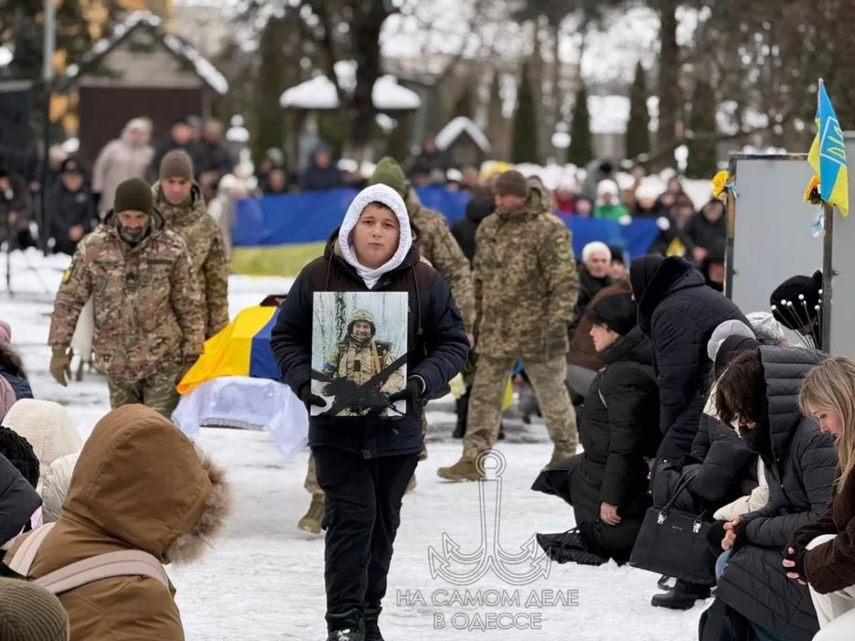 🇺🇦 Юный хохлёнок похоронил своего восьмого папашку, ликвидированного в зоне СВО